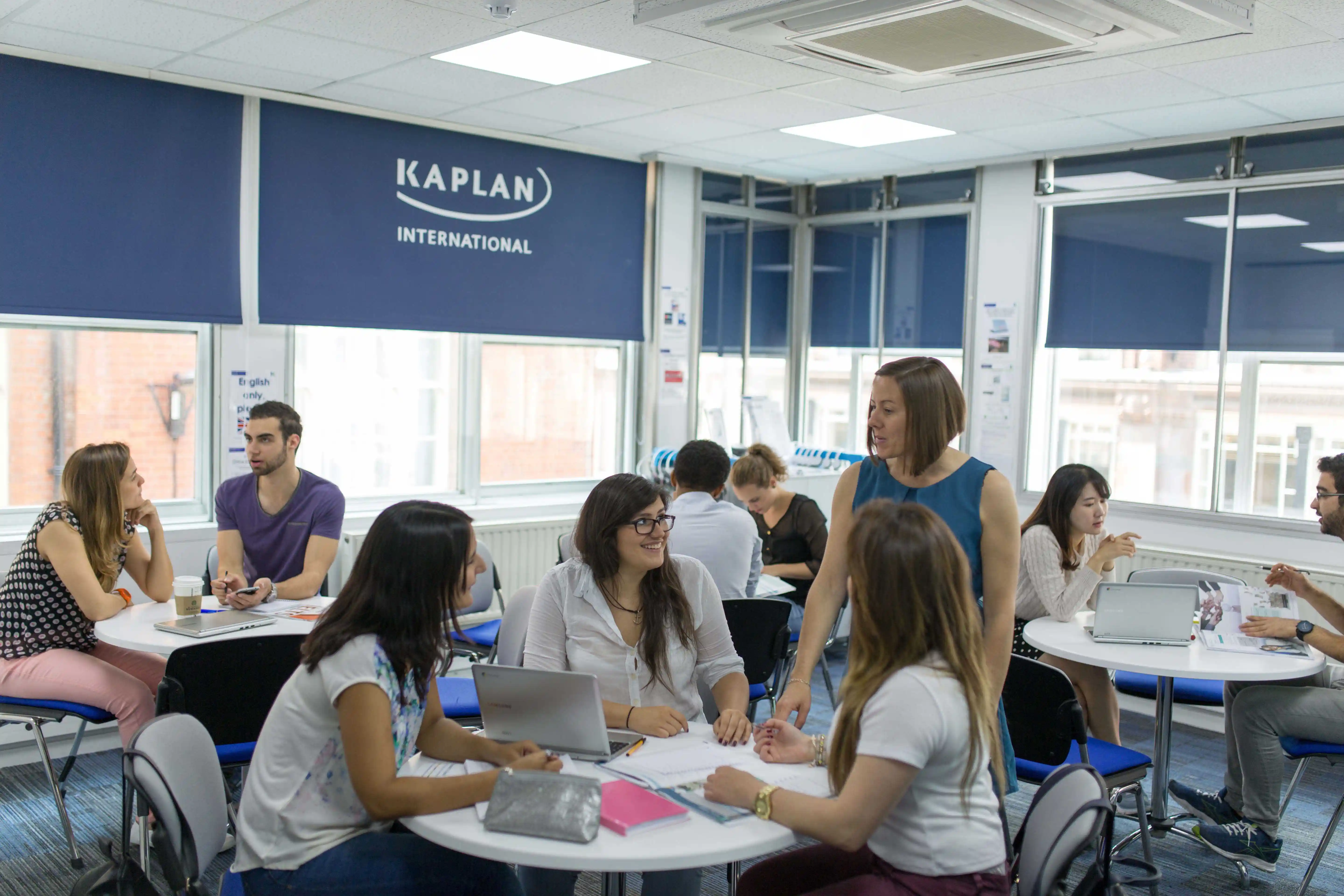  classroom Escuelas de Idiomas Internacionales Kaplan